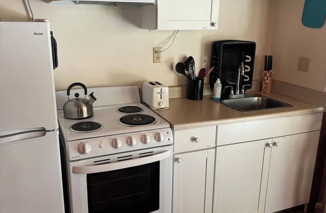 Cozy studio in tranquil Oakhurst with Kitchenette, secluded patio, AC, WiFi