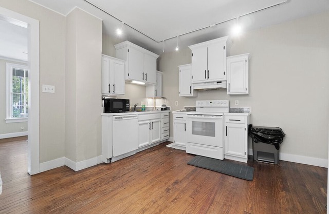 Walkable to Downtown! Home for 7!