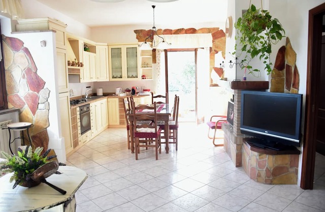 Home, free parking, free WiFi. At 50 meters all essential services