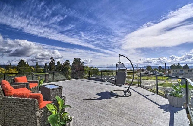 'Ruston Retreat' - Mod Home w/Rooftop Deck!