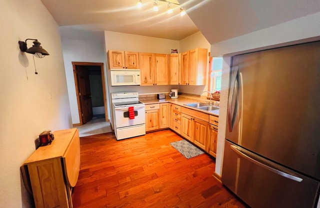 Charming 3-bedroom House with WiFi in Serene Nemo
