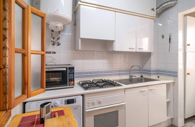 Enjoy a wonderful holiday by the sea in this holiday apartment with pool access.