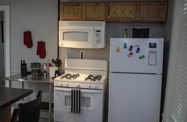 Charming 1-bedroom apartment with WiFi, AC in lovely Springfield