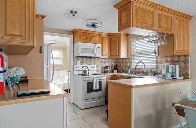Heated Pool + Near IMG & Beaches + King Bed + 4BR