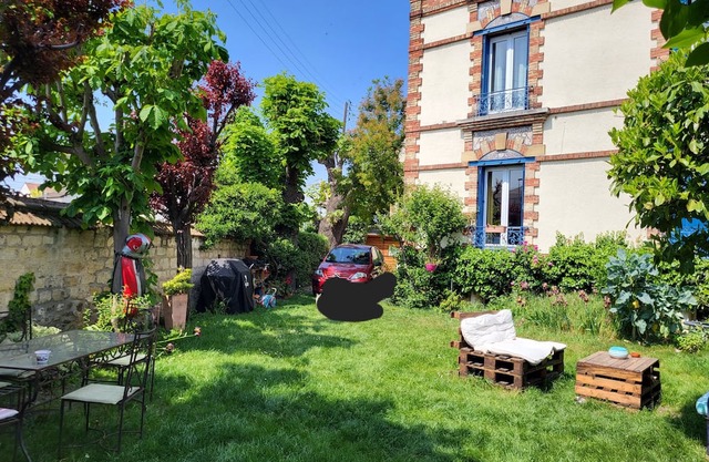 1900 house with lots of charm, 10 minutes from St Lazare and Paris