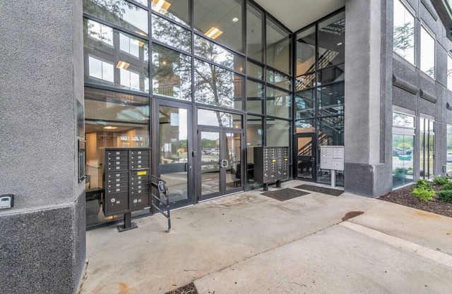 Urban Chic Loft Near Airport with High-Speed WiFi