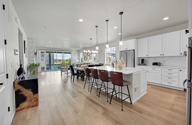 Spacious 5-bedroom house in lovely Aurora with AC, WiFi, fitness room