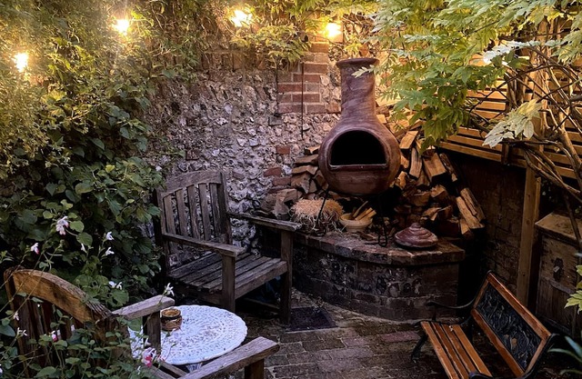 Stylish, cozy centrally located historical cottage in Lewes