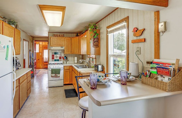 Cozy Dove Creek Cottage w/ Patio & Spacious Yard