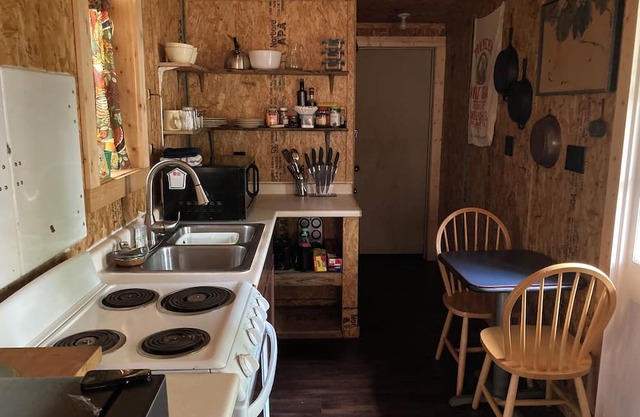 Tiny Bungalow nestled in forest! 20 minutes from downtown San Antonio!