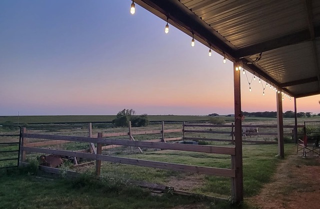 Peaceful country relaxing within 15 minutes of Waco and Magnolia.