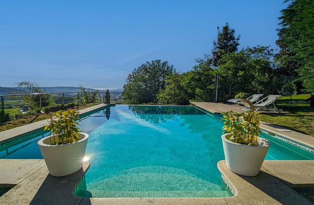 Villa Regina: Luxurius Seaside Escape
