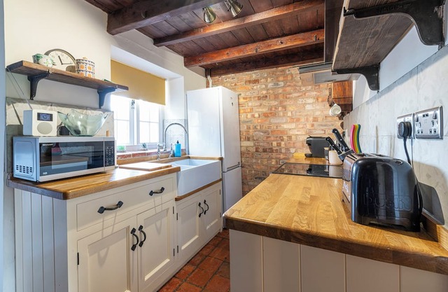 Discover Lincolnshire with a quaint cottage stay.