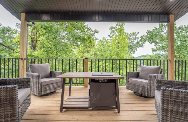 Cozy Lakefront Home on Beaver Lake, Rogers AR: "AR Halliday"nBRAND NEW HOME!