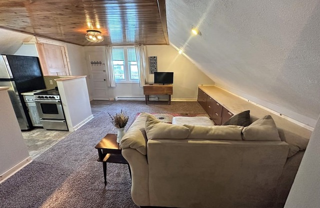 2 Bedroom, 1 bath-Upper