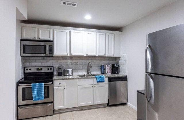 Luxurious Suite with 5-Star Amenities and Prime Location!