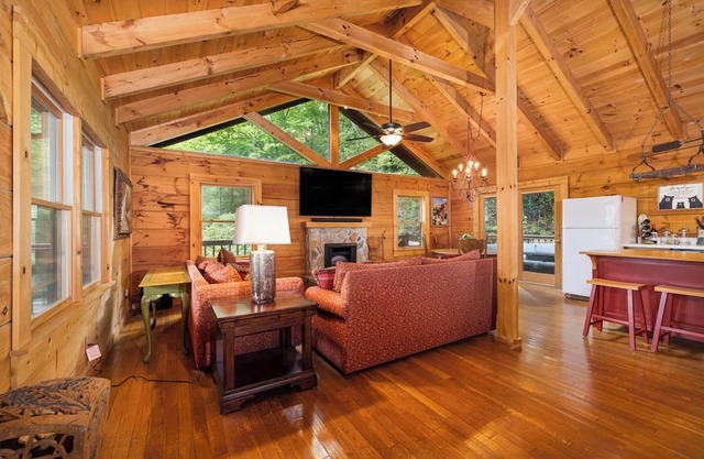 3BR cabin near Nolichucky River in Erwin Single Family Home