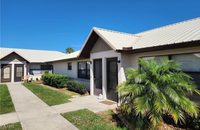 Cozy Villa located minutes to downtown, the racetrack & golf courses.