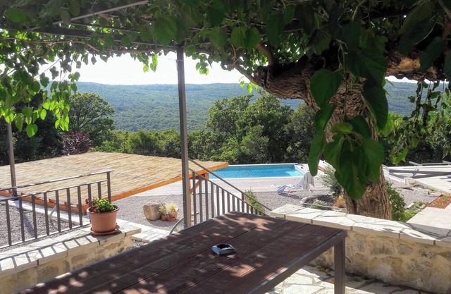 Homerez - Elegant Villa in Ripenda Verbanci with Pool