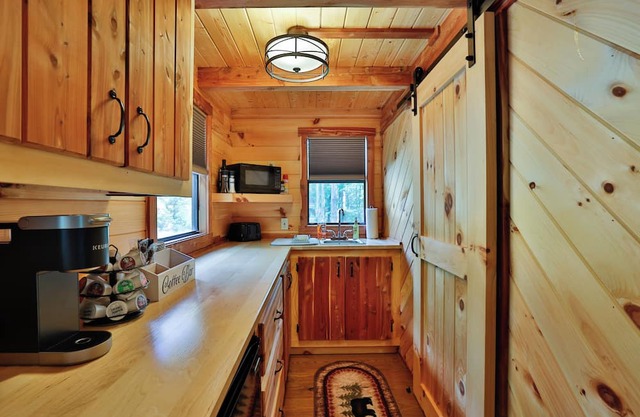 Secluded Cabin on a Private Lake w/ kayaks and great outdoor activities