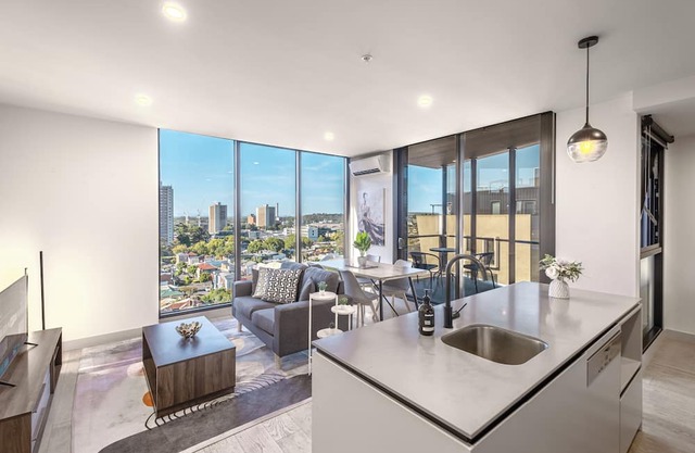 This apartment is a 1 bedroom(s), 1 bathrooms, located in Richmond, VIC.