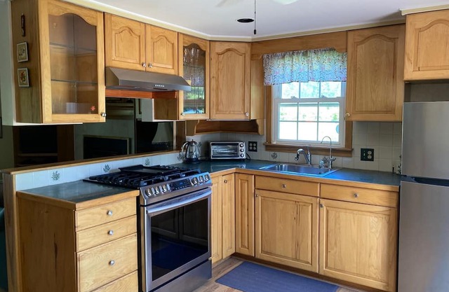 Saratoga Racing Meet. Charming Cottage 3 miles to Track, Downtown and Shopping.