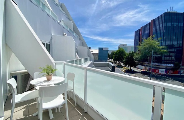 Luxury, open plan living await you in the heart of Hamilton’s CBD.
