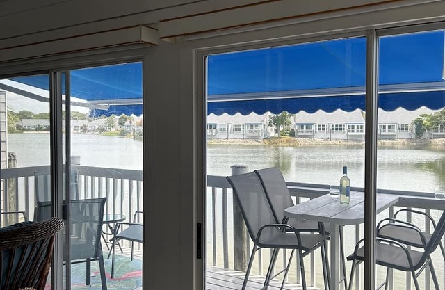 Paradise Awaits Lakeview Villa in Bradenton - Two miles to Anna Maria Island
