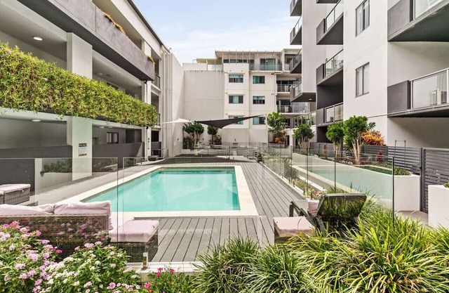 Chic Modern Retreat: 1BR Apt w/ pool@Kelvin Grove