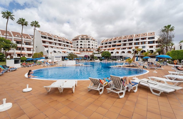 Vacation Studio 'Center Parque Santiago 2' with Sea View, Wi-Fi and Air Conditioning