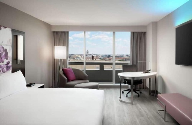 Deluxe King Room Near International Spy Museum WDC