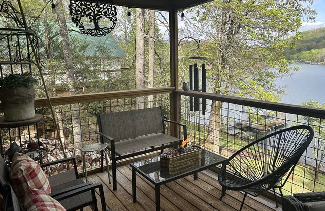 Chatuge Lake - Lakefront House! View of the mountains. Private Dock. Sleeps 8!