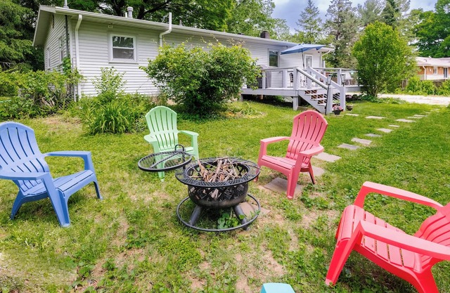 2 mins to IU sports & Griffy Lake! Ranch retreat w/ game room. Pet-friendly!