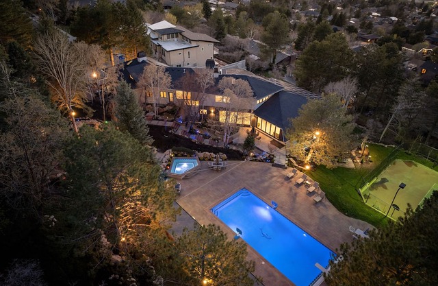 Secluded Retreat for 17+ / Heated Pool & Pickleball
