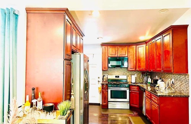 7 Guest by Shore. Close to Malls, restaurants, Theaters, bars & major highways.