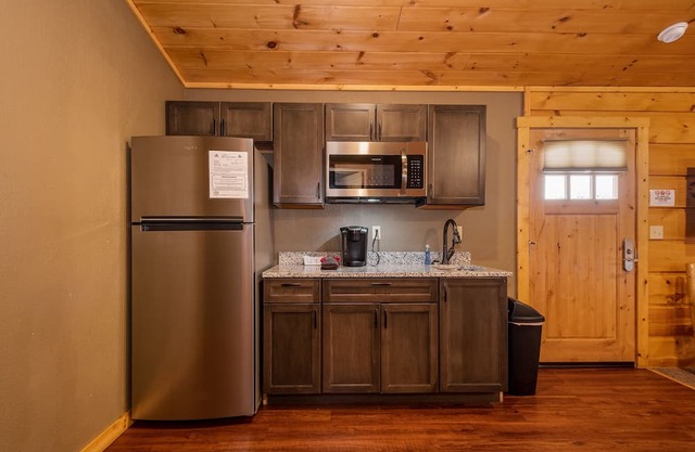 Grandview Cabin Suite 24-Hot Tub