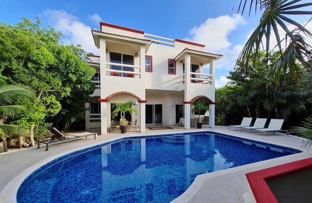 Villa Arrecife - Beautiful Villa Sleeps 14 with Private Pool