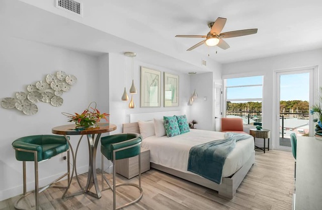 Portside Suite - Cape Crossing Resort and Marina