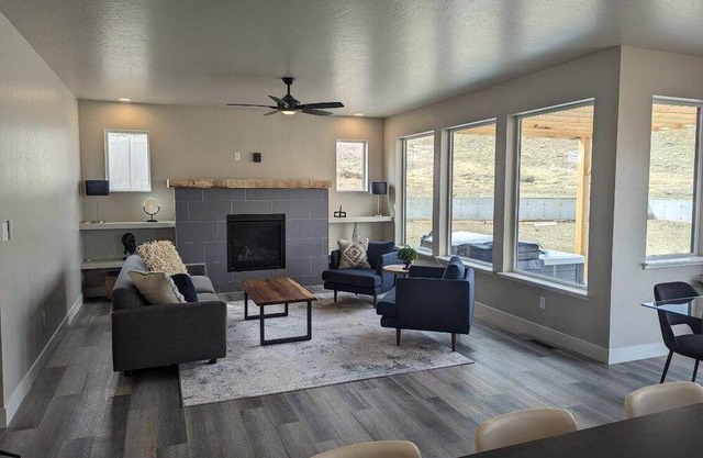 "Escape to Contemporary 3-Bedroom Retreat: Your Modern Resort"