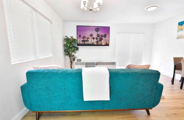 This house is a 3 bedroom(s), 2 bathrooms, located in Miami, FL.