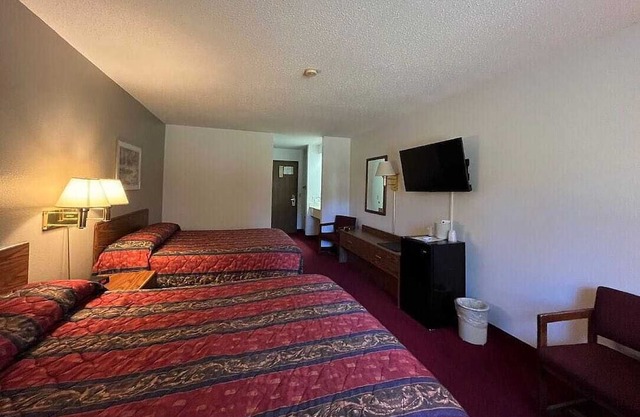 Boulder Bear Motor Lodge - Two Queen Beds 108 Back