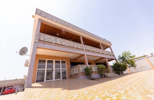 15 minutes from the airport. very spacious and serene environment.