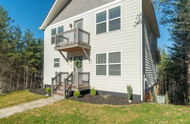 Stay 3 nights Get 4th Night FREE thru Dec 2024-Hot Tub & Pool Table