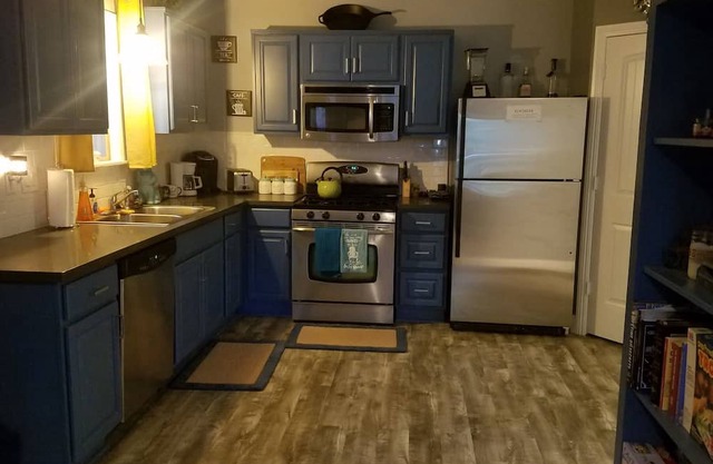 Lazy dog cottage, dog friendly Cozy cottage nestled in the trees