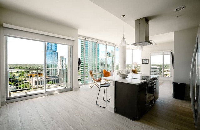 2BR Lux Downtown Apt Austin w/ View, Pool, Gym