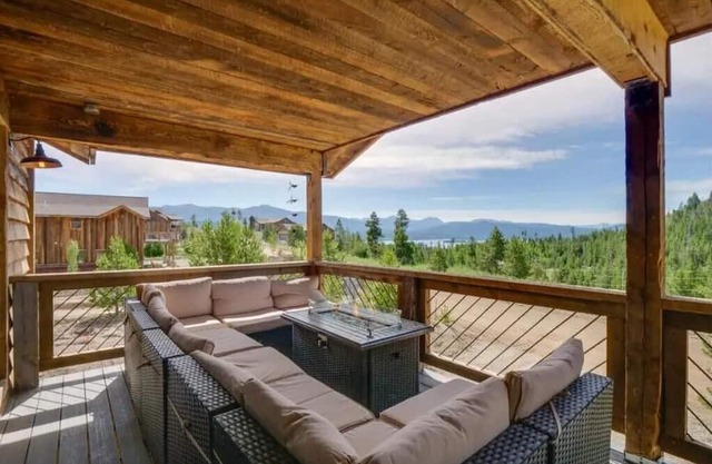 Luxe Cabin w/Hot Tub & Mtn Views