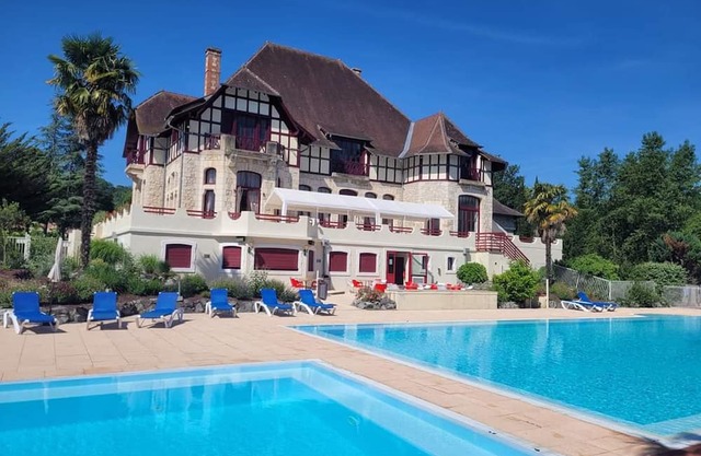 Lovely villa on estate with 2 swimming pools