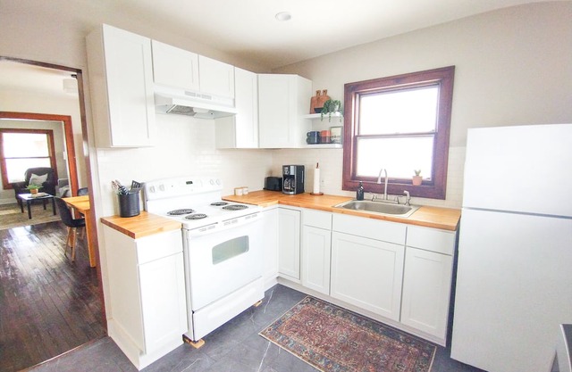Retro Modern Duplex for Long-Term Stay. Located near local hospitals!