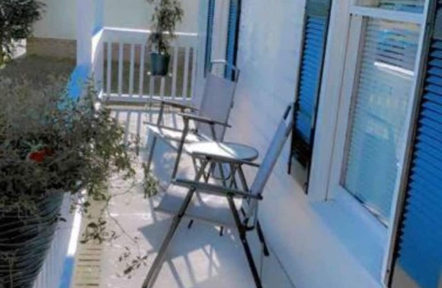 vacation home 2 bedrooms private bathroom, shared full kitchen, living room