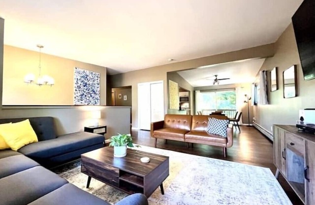 Cozy 3bdr 1 mile to Downtown w/ Parking